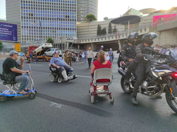 הנכים מפגינים בתל אביב: "דורשים את מה שמגיע לנו"