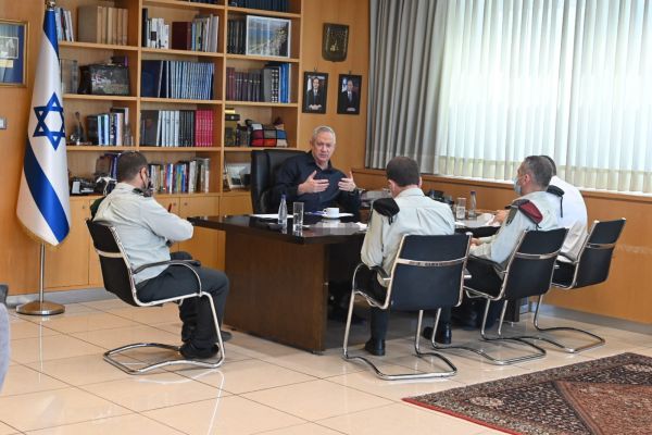 בעקבות הירי: גנץ והרמטכ"ל מקיימים התייעצות בקריה