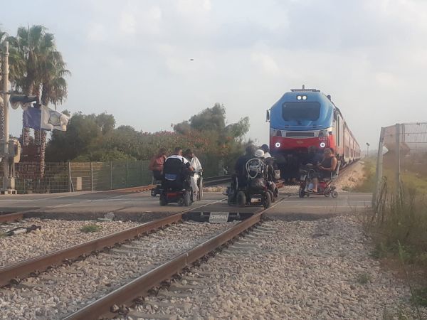 פעילי מחאת הנכים חסמו את הרכבת בצומת הבונים