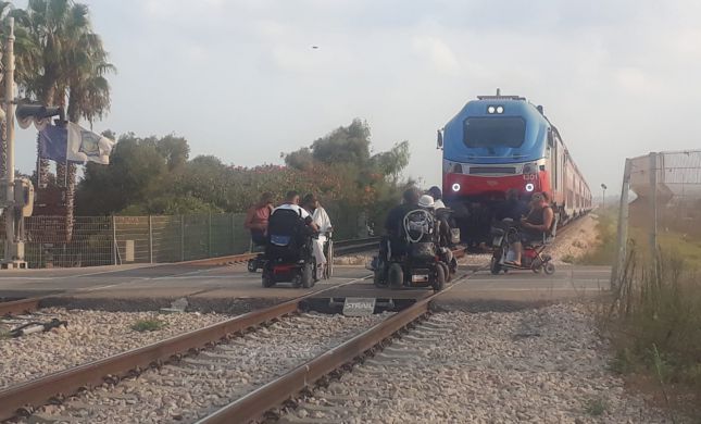  פעילי מחאת הנכים חסמו את הרכבת בצומת הבונים