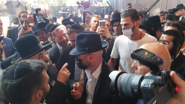 למה עומר אדם התחפש לחרדי?