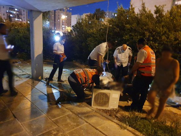 מתקין מזגנים נפל בעת עבודתו. מצבו קשה