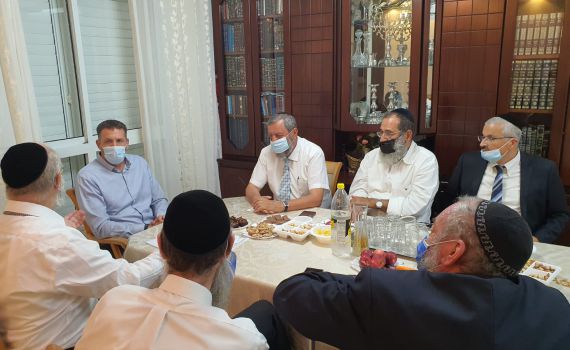 החרם לא מצליח: רבנים נפגשו עם השר כהנא