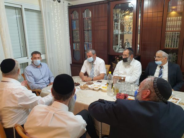 החרם לא מצליח: רבנים נפגשו עם השר כהנא