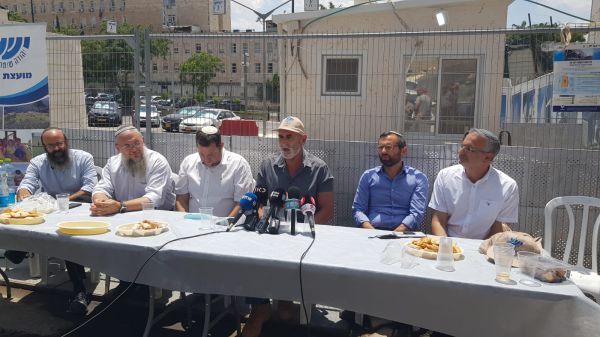 ראשי מועצת יש"ע מול לשכת רה"מ: חציית קו אדום