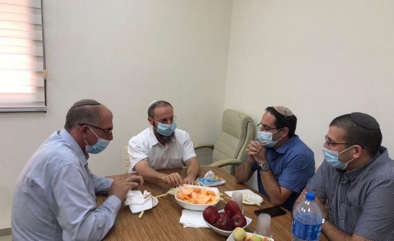רבנים נגד הממשלה? אורבך נפגש עם ראש ישיבת עכו