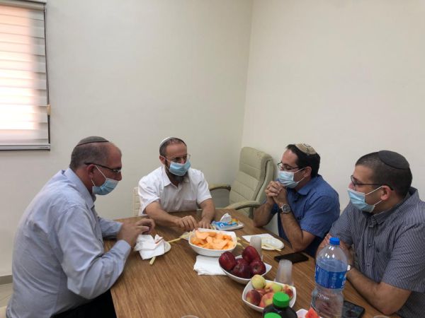 רבנים נגד הממשלה? אורבך נפגש עם ראש ישיבת עכו