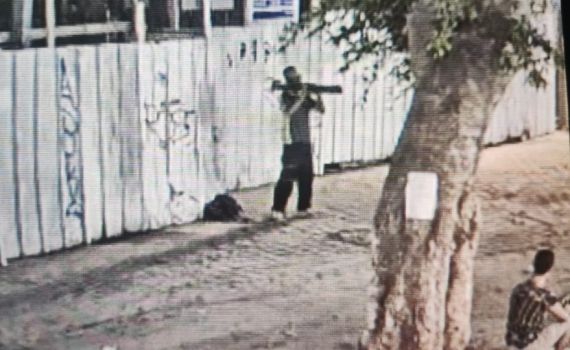 הומלס בת"א איים על חנות עם טיל לאו