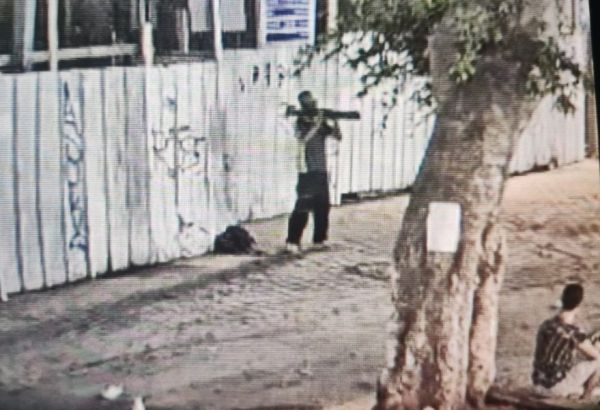 הומלס בת"א איים על חנות עם טיל לאו