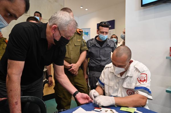 גנץ אישר: 6,000 חיילים יגויסו לבדיקות הקורונה