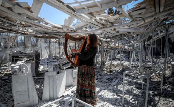 גבעת יערים: ניגון קסום בנבל במפעל שנשרף אחרי 40 שנה