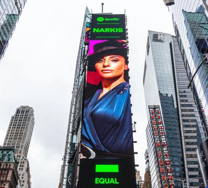 נרקיס מככבת בטיימס סקוור בניו יורק