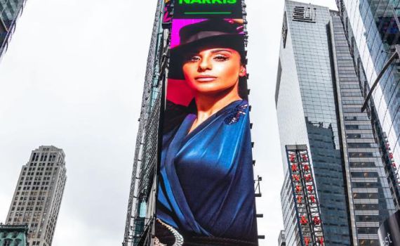 נרקיס מככבת בטיימס סקוור בניו יורק