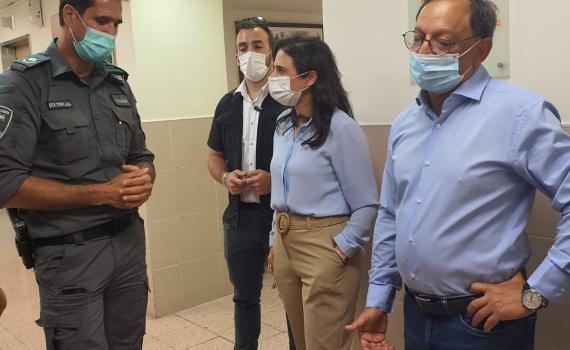 שקד אצל הלוחם שנפצע: רה"מ מתפלל עליך