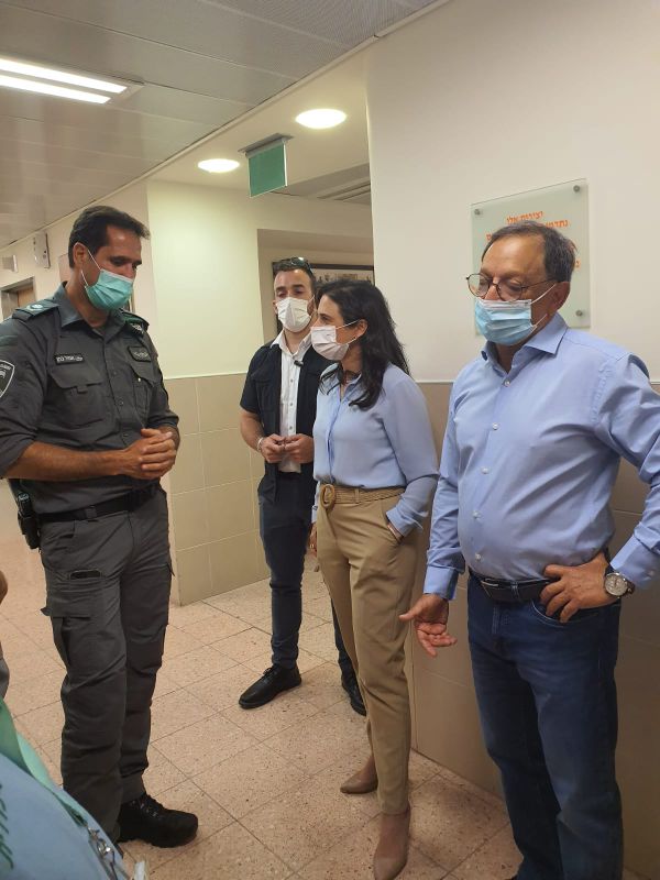 שקד אצל הלוחם שנפצע: רה"מ מתפלל עליך