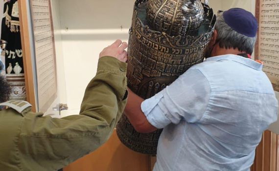 הכנסת ספר תורה מרגשת בבסיס 8200