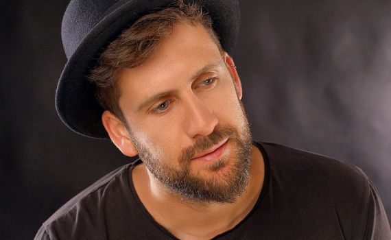 מרגש: יאיר לוי שר "רפא נא" לקצין שנפצע • צפו