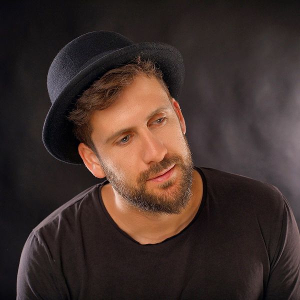 מרגש: יאיר לוי שר "רפא נא" לקצין שנפצע • צפו