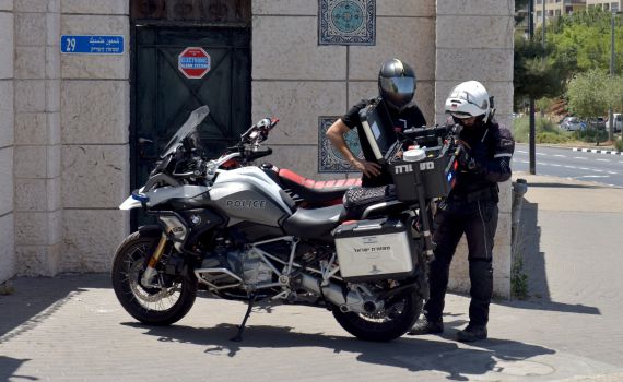 קטין נהג ללא רישיון על על רכב גנוב