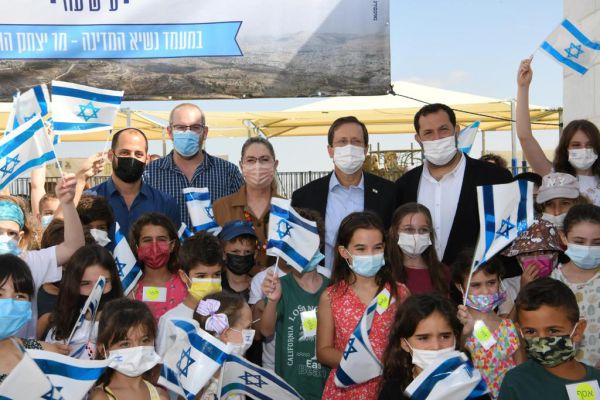 נשיא המדינה חנך 2 בתי ספר חדשים בשומרון