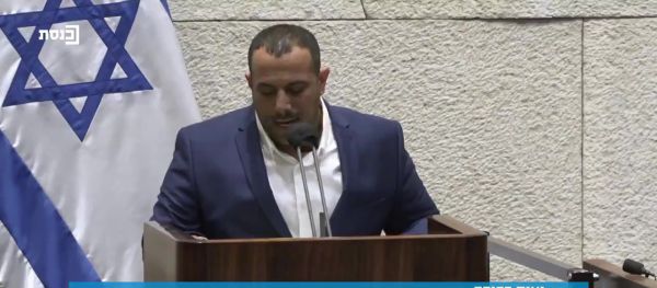 מה יש בדפים שאביר קארה שם בתפילין? צפו