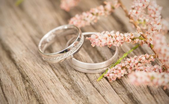 צפו: מותר למכור טבעת נישואין בגלל משבר כלכלי?