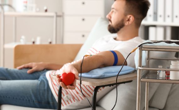 הורוביץ מסיר את ההגבלה על תרומות דם מהומואים