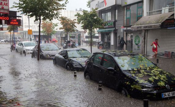 גנץ הציע לטורקיה סיוע בעקבות השיטפונות במדינה