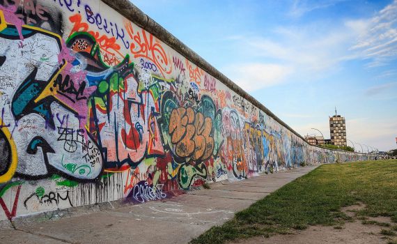 היום לפני 60 שנה: נבנתה חומת ברלין