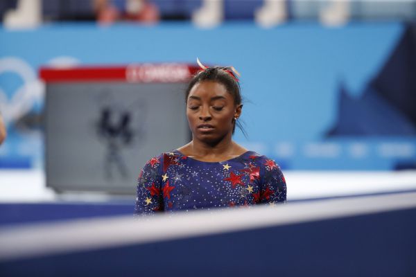 סימון ביילס חושפת: האירוע המשפחתי שגרם לי לקרוס