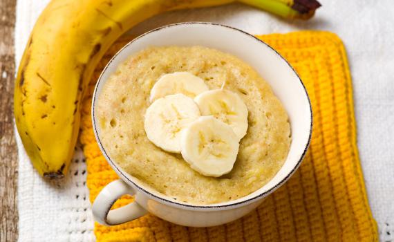 תתפנקו: מתכון לעוגת בננה טרופית בספל אישי