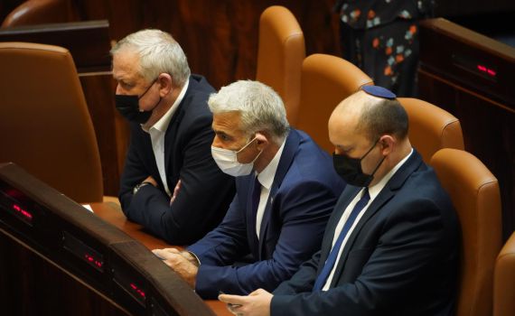 מגבירים לחץ: בנט, לפיד וגנץ בהודעה משותפת