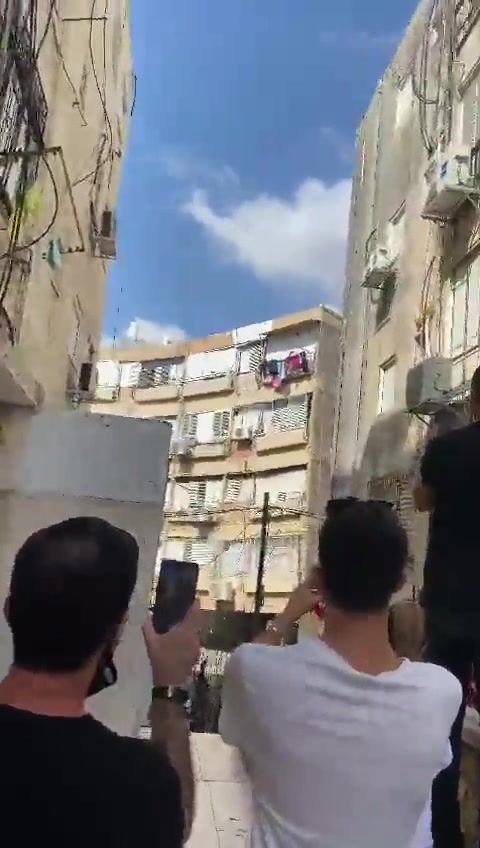 תיעוד מטורף: בניין בן 4 קומות קרס בחולון