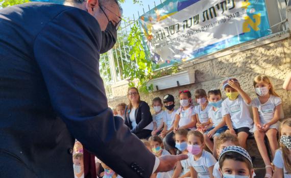 משה ליאון פתח את שנת הלימודים בבית ספר סרוג