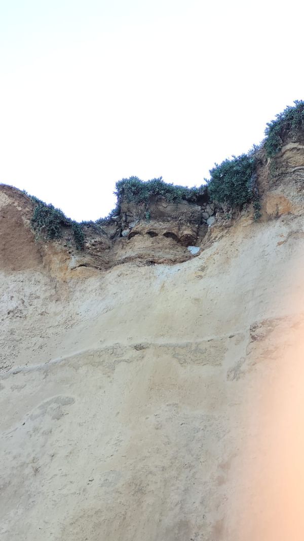 "הציבור מתבקש להתרחק": צוק קרס ליד החוף בהרצליה