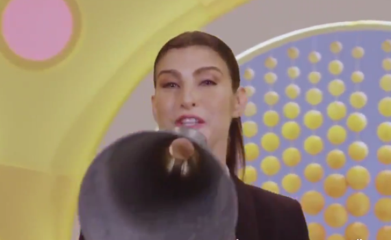 צפו: מה עשתה גאולה אבן סער עם מגפון?