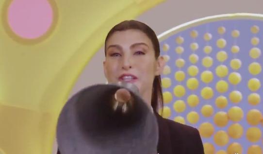 צפו: מה עשתה גאולה אבן סער עם מגפון?