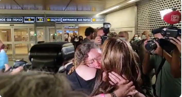 אחרי ששבה ארצה: משפחת מונסונגו במסיבת הודיה