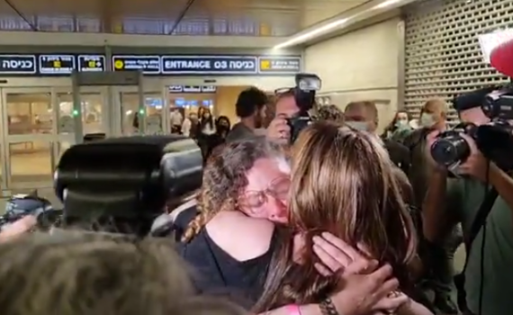 אחרי ששבה ארצה: משפחת מונסונגו במסיבת הודיה