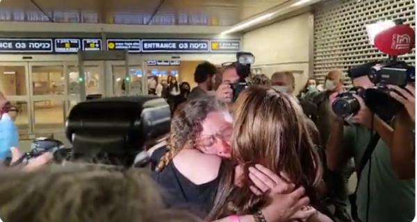 אחרי ששבה ארצה: משפחת מונסונגו במסיבת הודיה