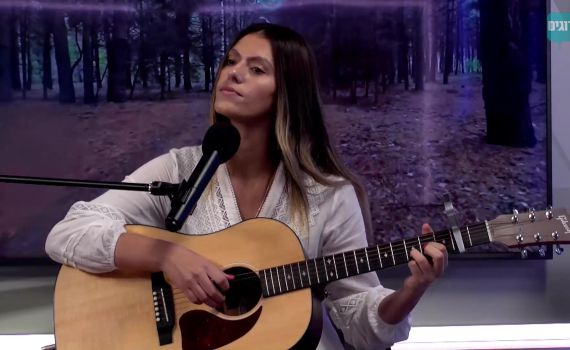 אודיה באולפן: "אנשים מתחזקים דרך השירים שלי"