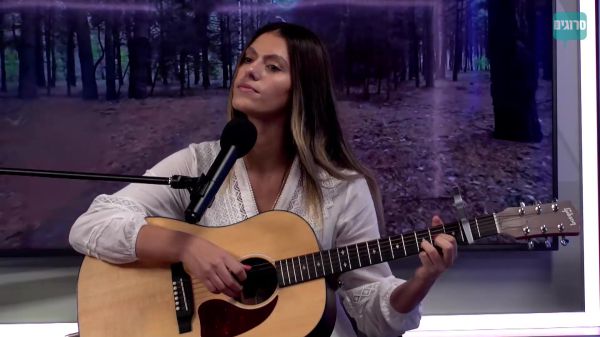 אודיה באולפן: "אנשים מתחזקים דרך השירים שלי"