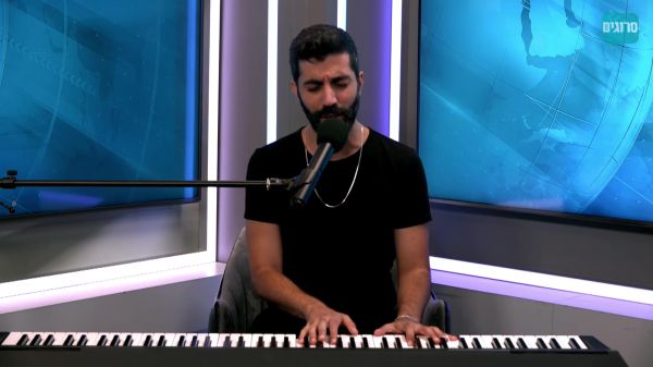 ונתנה תוקף: אוריין שוקרון ביצוע מיוחד באולפן סרוגים