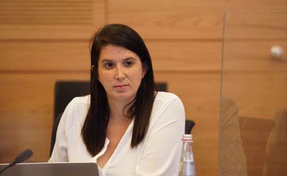 מאשימה את האופוזיציה: "מסכנים את המדינה"