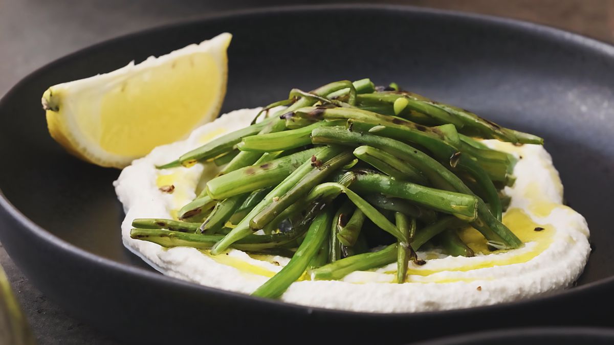 מושלם: שעועית ירוקה בגריל על מצע ריקוטה ולימון