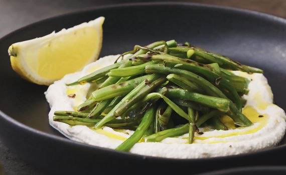 מושלם: שעועית ירוקה בגריל על מצע ריקוטה ולימון