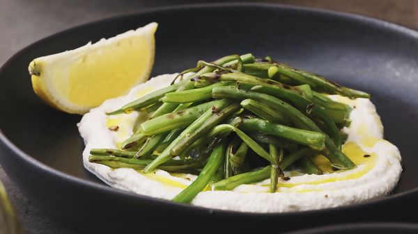 מושלם: שעועית ירוקה בגריל על מצע ריקוטה ולימון