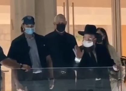 צפו: בני גנץ התקבל בכותל המערבי בקריאות בוז