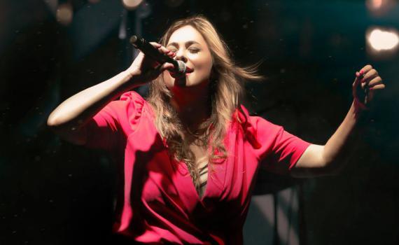 "היצירה הכי קרובה וחשופה שלי" | קרן פלס בסינגל חדש