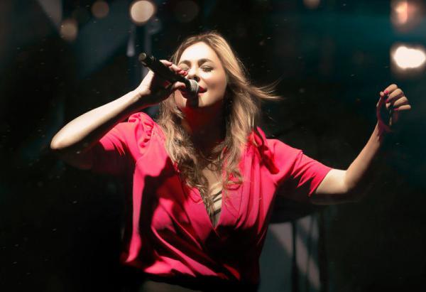 קרן פלס: "אני רוצה לשיר בטקס האלטרנטיבי, עם מי מדברים?"